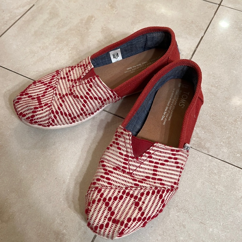 TOMS slip ons (Women size 6.5)